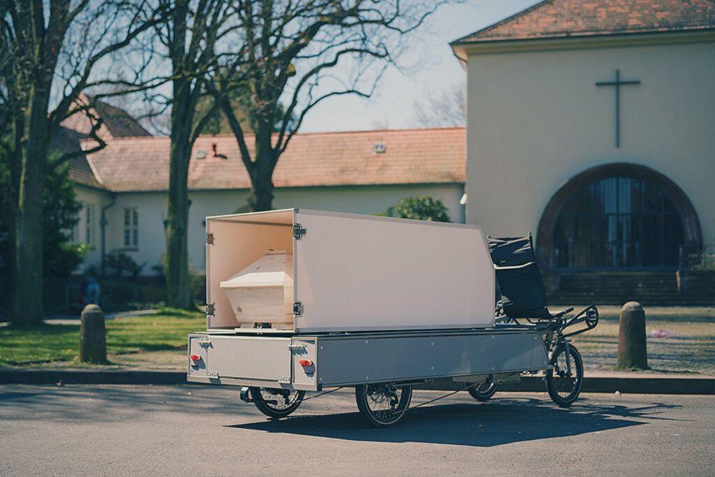 Bestattungsunternehmen mit Lastenrad von Veload unterwegs